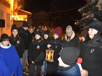 Zdjęcie z przekazanie Betlejemskiego Światełka Pokoju w Gościeradowie