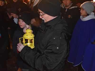 Zdjęcie z przekazanie Betlejemskiego Światełka Pokoju w Gościeradowie