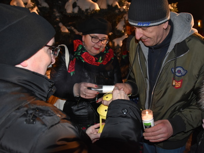Zdjęcie z przekazanie Betlejemskiego Światełka Pokoju w Gościeradowie