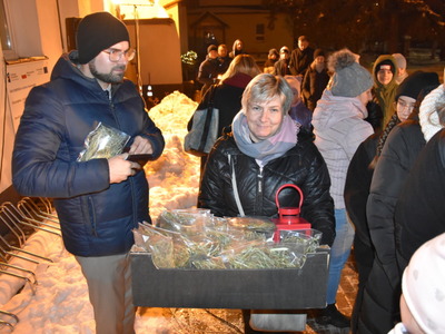 Zdjęcie z przekazanie Betlejemskiego Światełka Pokoju w Gościeradowie