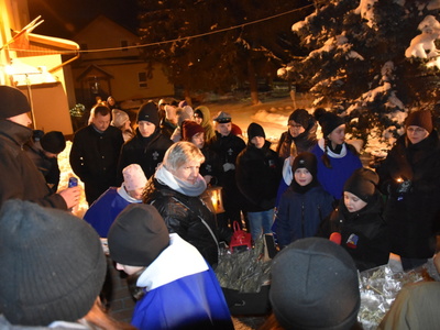 Zdjęcie z przekazanie Betlejemskiego Światełka Pokoju w Gościeradowie