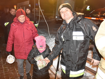 Zdjęcie z przekazanie Betlejemskiego Światełka Pokoju w Gościeradowie