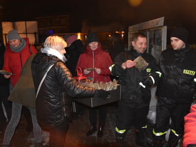 Zdjęcie z przekazanie Betlejemskiego Światełka Pokoju w Gościeradowie