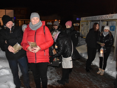 Zdjęcie z przekazanie Betlejemskiego Światełka Pokoju w Gościeradowie