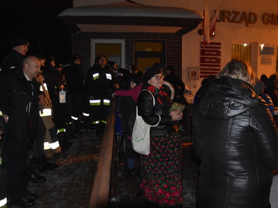 Zdjęcie z przekazanie Betlejemskiego Światełka Pokoju w Gościeradowie