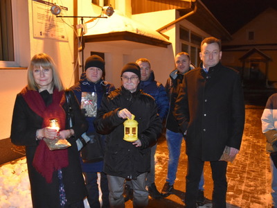 Zdjęcie z przekazanie Betlejemskiego Światełka Pokoju w Gościeradowie