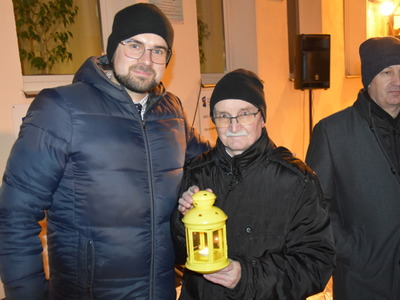 Zdjęcie z przekazanie Betlejemskiego Światełka Pokoju w Gościeradowie