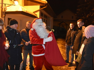 Zdjęcie z przekazanie Betlejemskiego Światełka Pokoju w Gościeradowie