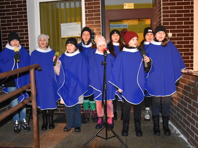 Zdjęcie z przekazanie Betlejemskiego Światełka Pokoju w Gościeradowie