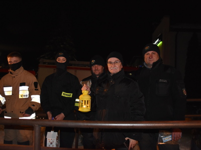 Zdjęcie z przekazanie Betlejemskiego Światełka Pokoju w Gościeradowie