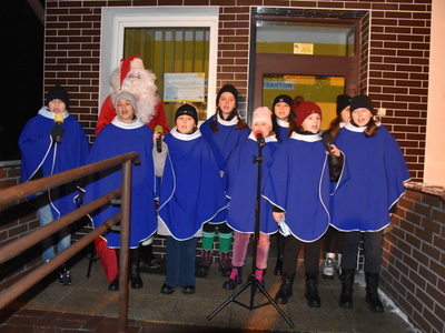 Zdjęcie z przekazanie Betlejemskiego Światełka Pokoju w Gościeradowie