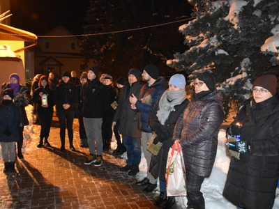 Zdjęcie z przekazanie Betlejemskiego Światełka Pokoju w Gościeradowie