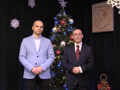 Zdjęcie przedstawiające Wójta Gminy Gościeradów Mariusza Szczepanika oraz Przewodniczącego Rady Gminy Gościeradów Krzysztofa Galanta w świątecznej scenerii