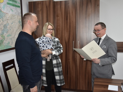 Zdjęcie ze spotkania z nowym mieszkańcem gminy