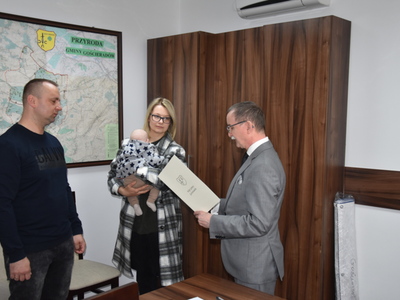 Zdjęcie ze spotkania z nowym mieszkańcem gminy