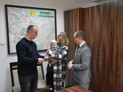 Zdjęcie ze spotkania z nowym mieszkańcem gminy