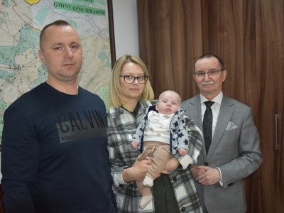 Zdjęcie ze spotkania z nowym mieszkańcem gminy