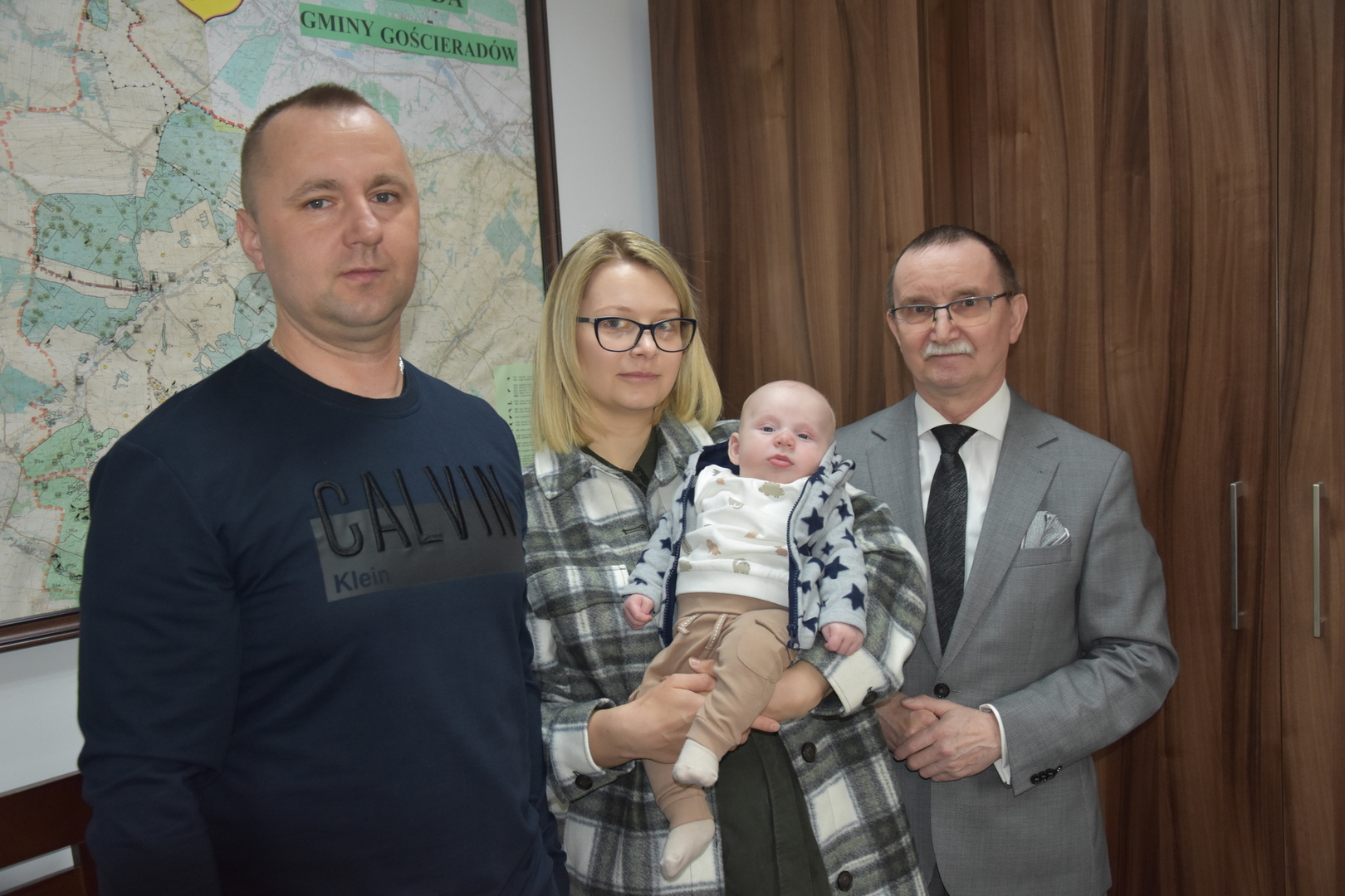 Zdjęcie ze spotkania z nowym mieszkańcem gminy