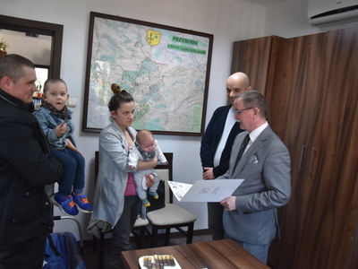 Zdjęcie ze spotkania z nowo narodzonym mieszkańcem gminy Gościeradów