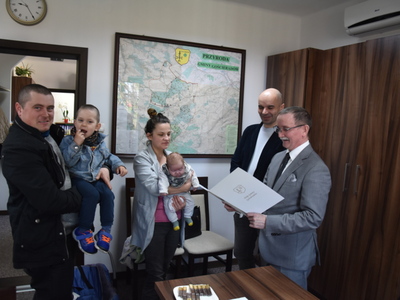 Zdjęcie ze spotkania z nowo narodzonym mieszkańcem gminy Gościeradów