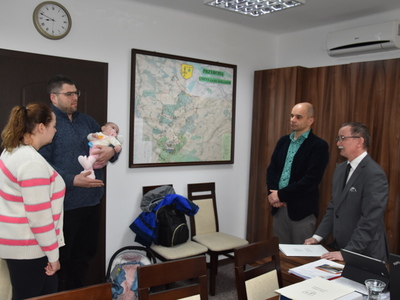 Zdjęcie ze spotkania z okazji narodzin nowego mieszkańca gminy Gościeradów