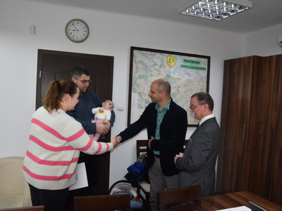 Zdjęcie ze spotkania z okazji narodzin nowego mieszkańca gminy Gościeradów