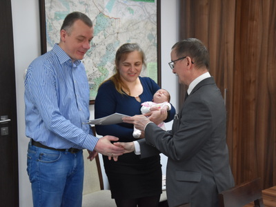 Zdjęcie ze spotkania z okazji narodzin nowego mieszkańca gminy Gościeradów