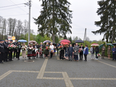 Zdjęcie podczas składania wiązanek przy Pomniku Pamięci Narodowej w Gościeradowie
