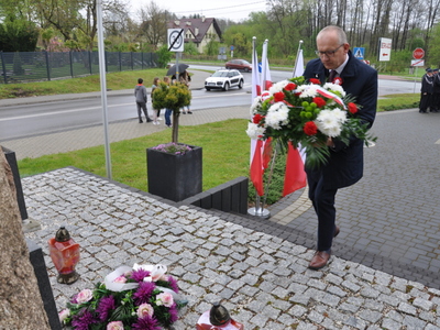 Zdjęcie podczas składania wiązanek przy Pomniku Pamięci Narodowej w Gościeradowie