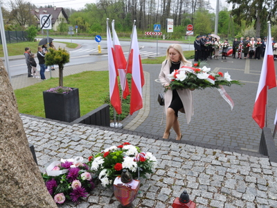 Zdjęcie podczas składania wiązanek przy Pomniku Pamięci Narodowej w Gościeradowie
