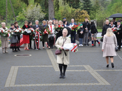 Zdjęcie podczas składania wiązanek przy Pomniku Pamięci Narodowej w Gościeradowie