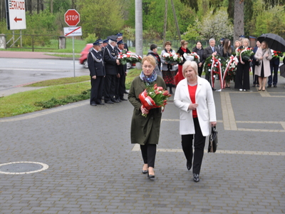 Zdjęcie podczas składania wiązanek przy Pomniku Pamięci Narodowej w Gościeradowie
