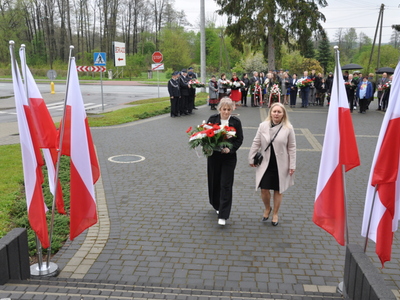 Zdjęcie podczas składania wiązanek przy Pomniku Pamięci Narodowej w Gościeradowie