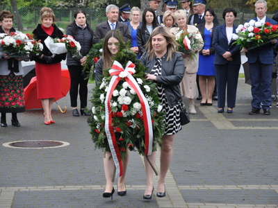 Zdjęcie podczas składania wiązanek przy Pomniku Pamięci Narodowej w Gościeradowie