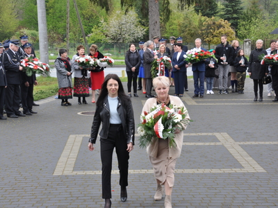 Zdjęcie podczas składania wiązanek przy Pomniku Pamięci Narodowej w Gościeradowie