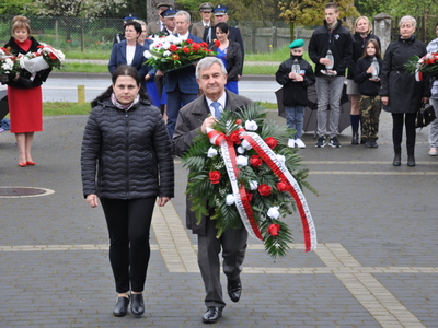 Zdjęcie podczas składania wiązanek przy Pomniku Pamięci Narodowej w Gościeradowie