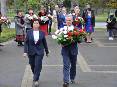 Zdjęcie podczas składania wiązanek przy Pomniku Pamięci Narodowej w Gościeradowie