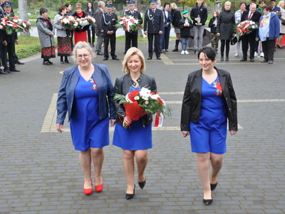 Zdjęcie podczas składania wiązanek przy Pomniku Pamięci Narodowej w Gościeradowie