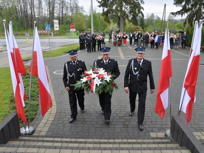 Zdjęcie podczas składania wiązanek przy Pomniku Pamięci Narodowej w Gościeradowie