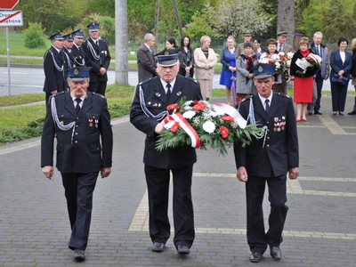 Zdjęcie podczas składania wiązanek przy Pomniku Pamięci Narodowej w Gościeradowie