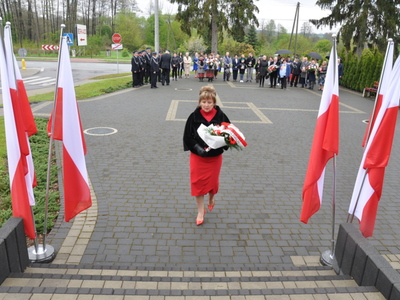 Zdjęcie podczas składania wiązanek przy Pomniku Pamięci Narodowej w Gościeradowie