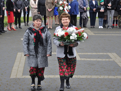 Zdjęcie podczas składania wiązanek przy Pomniku Pamięci Narodowej w Gościeradowie