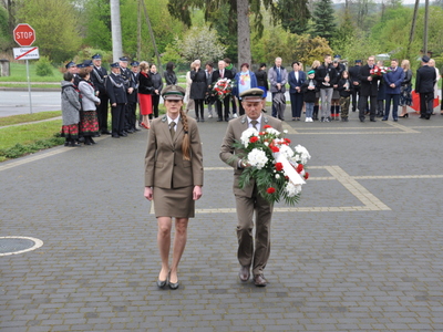 Zdjęcie podczas składania wiązanek przy Pomniku Pamięci Narodowej w Gościeradowie