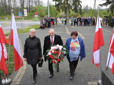 Zdjęcie podczas składania wiązanek przy Pomniku Pamięci Narodowej w Gościeradowie