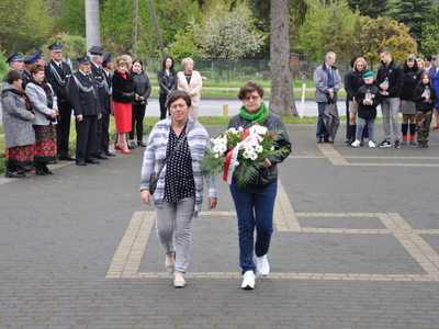 Zdjęcie podczas składania wiązanek przy Pomniku Pamięci Narodowej w Gościeradowie