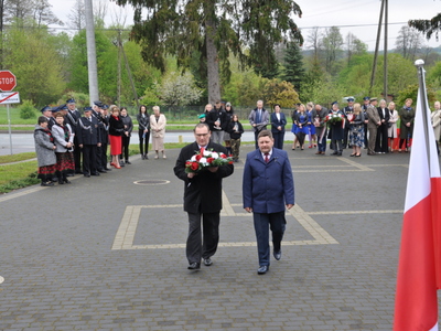 Zdjęcie podczas składania wiązanek przy Pomniku Pamięci Narodowej w Gościeradowie