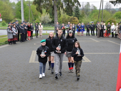 Zdjęcie podczas składania wiązanek przy Pomniku Pamięci Narodowej w Gościeradowie