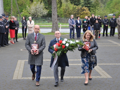 Zdjęcie podczas składania wiązanek przy Pomniku Pamięci Narodowej w Gościeradowie