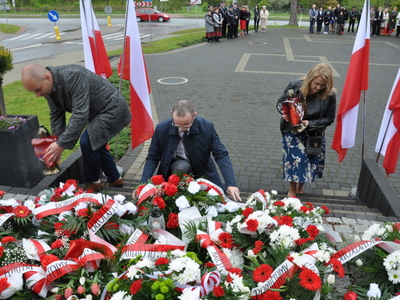 Zdjęcie podczas składania wiązanek przy Pomniku Pamięci Narodowej w Gościeradowie