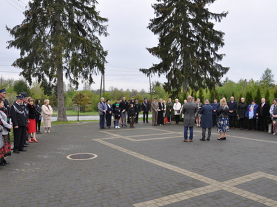 Zdjęcie podczas składania wiązanek przy Pomniku Pamięci Narodowej w Gościeradowie